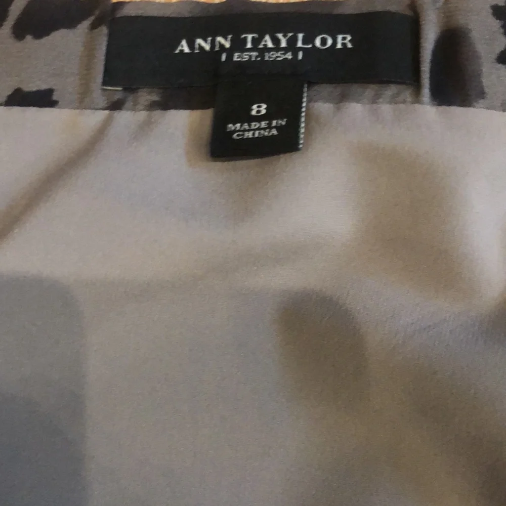Ann Taylor silk animal print skirt, size 8. Gray and black print. In EUC!❤️